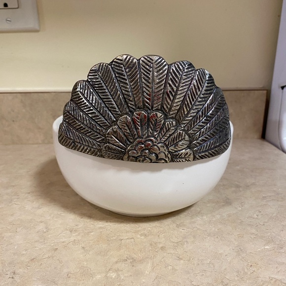 π¦White Ceramic Bowl with Silver Turkey Designπ¦ Pier 1 Imports - Picture 4 of 5